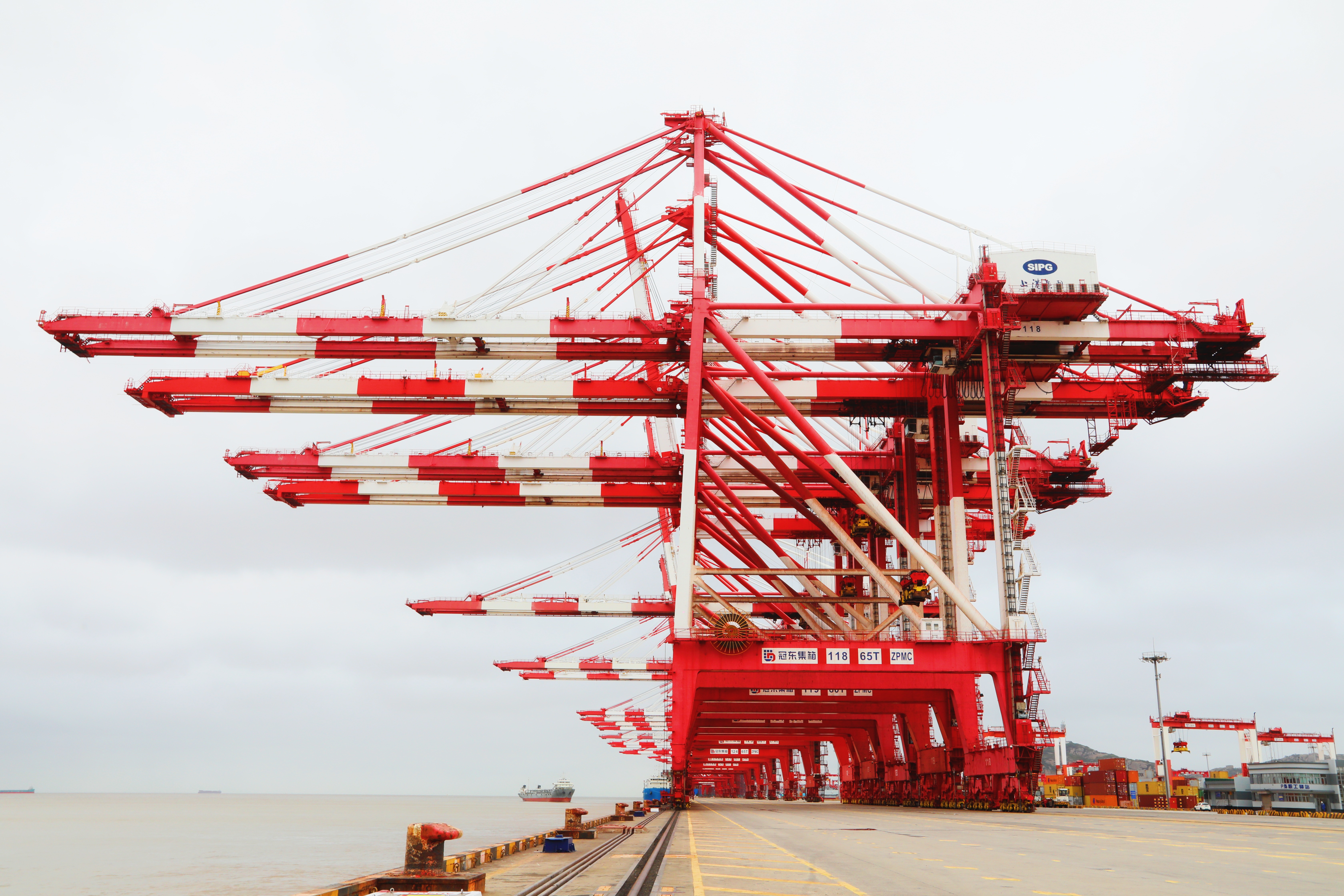 冠东公司召开2025年四季度工作会议，深入传达贯彻集团四季度工作会议精神。