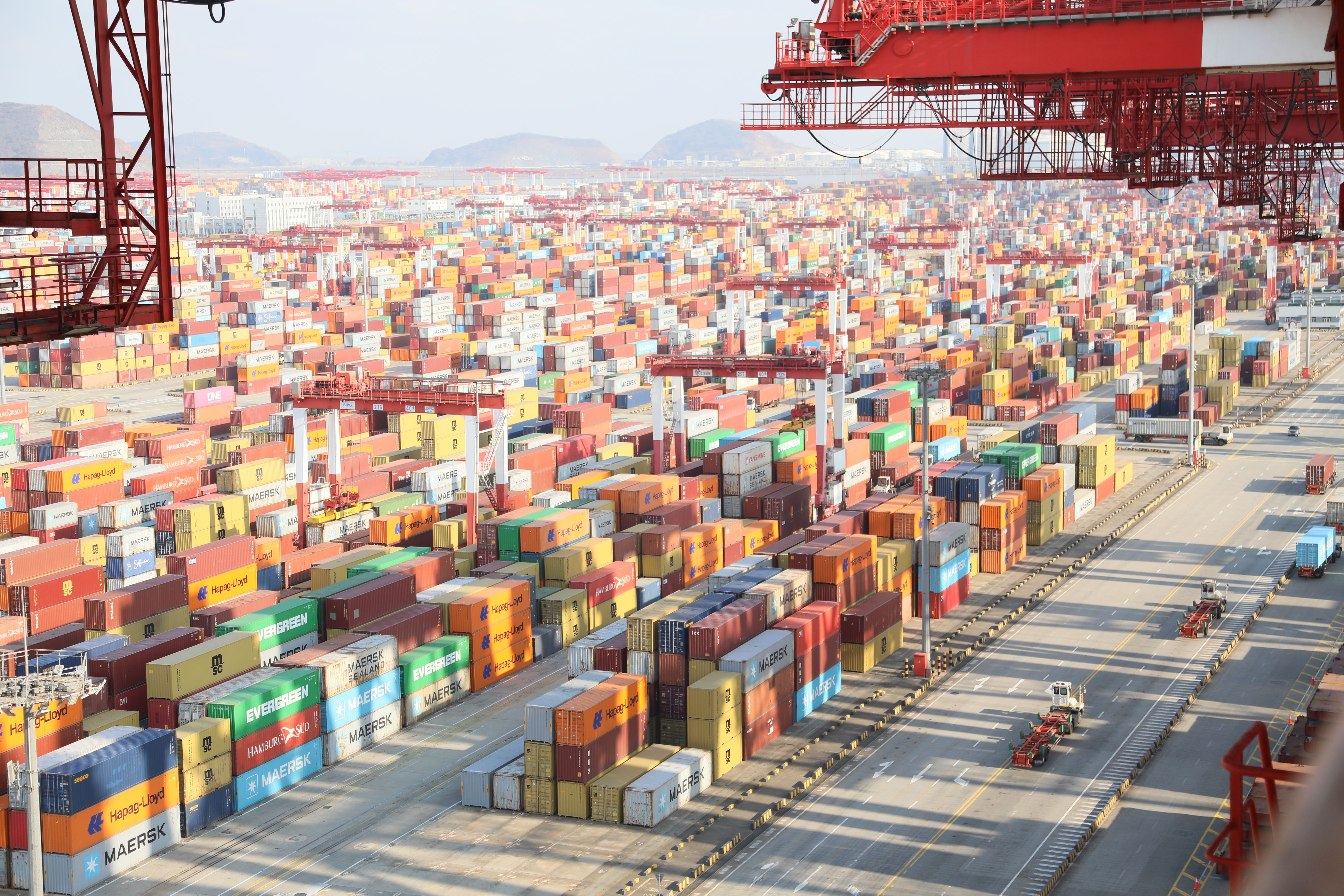 冠东公司2025年度集装箱吞吐量完成1015万TEU，同比增长12.76%，创历史新高。