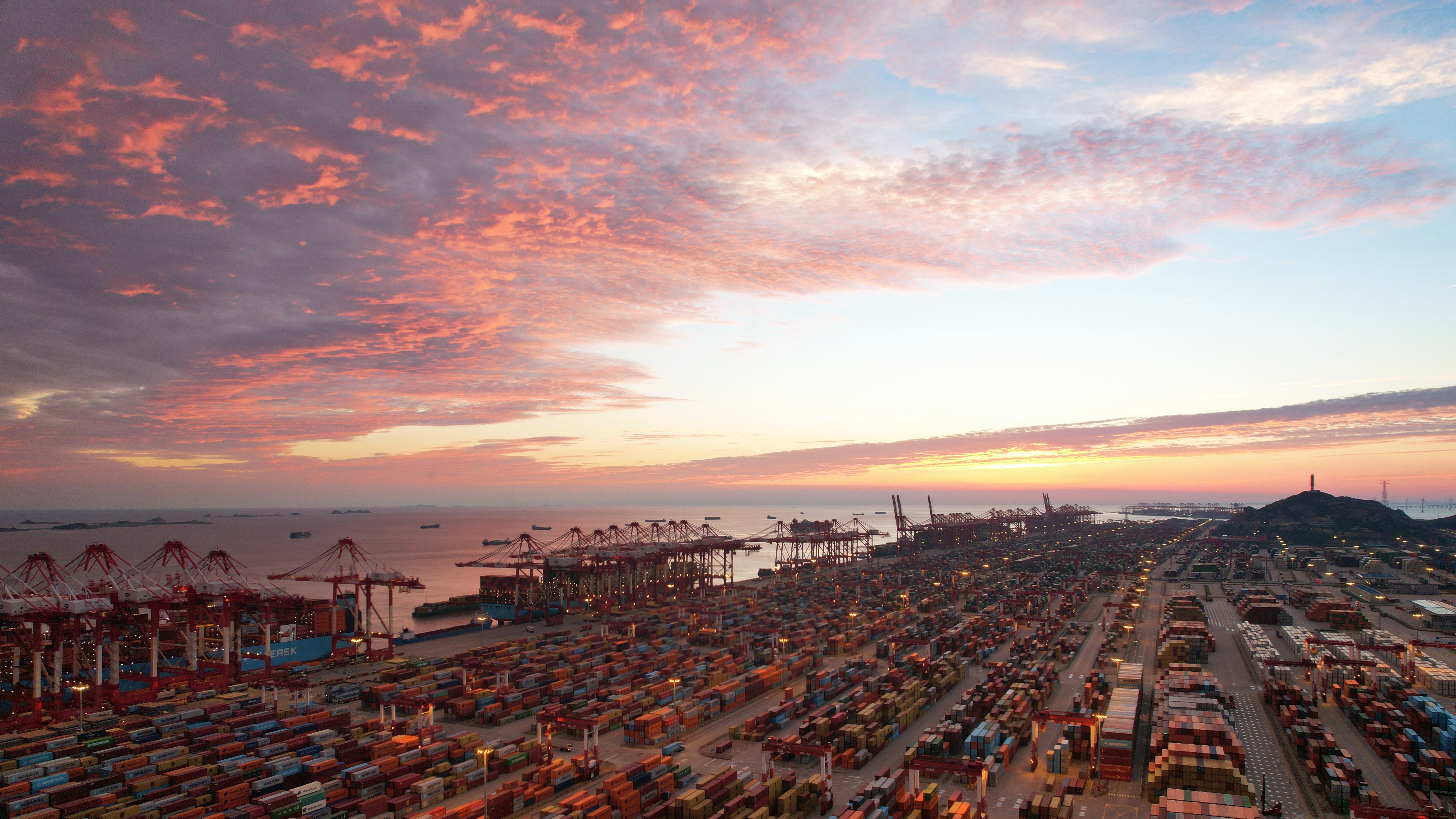 冠东公司昼夜集装箱吞吐量达47972TEU，单工班集装箱吞吐量达18208TEU，均刷新历史纪录。